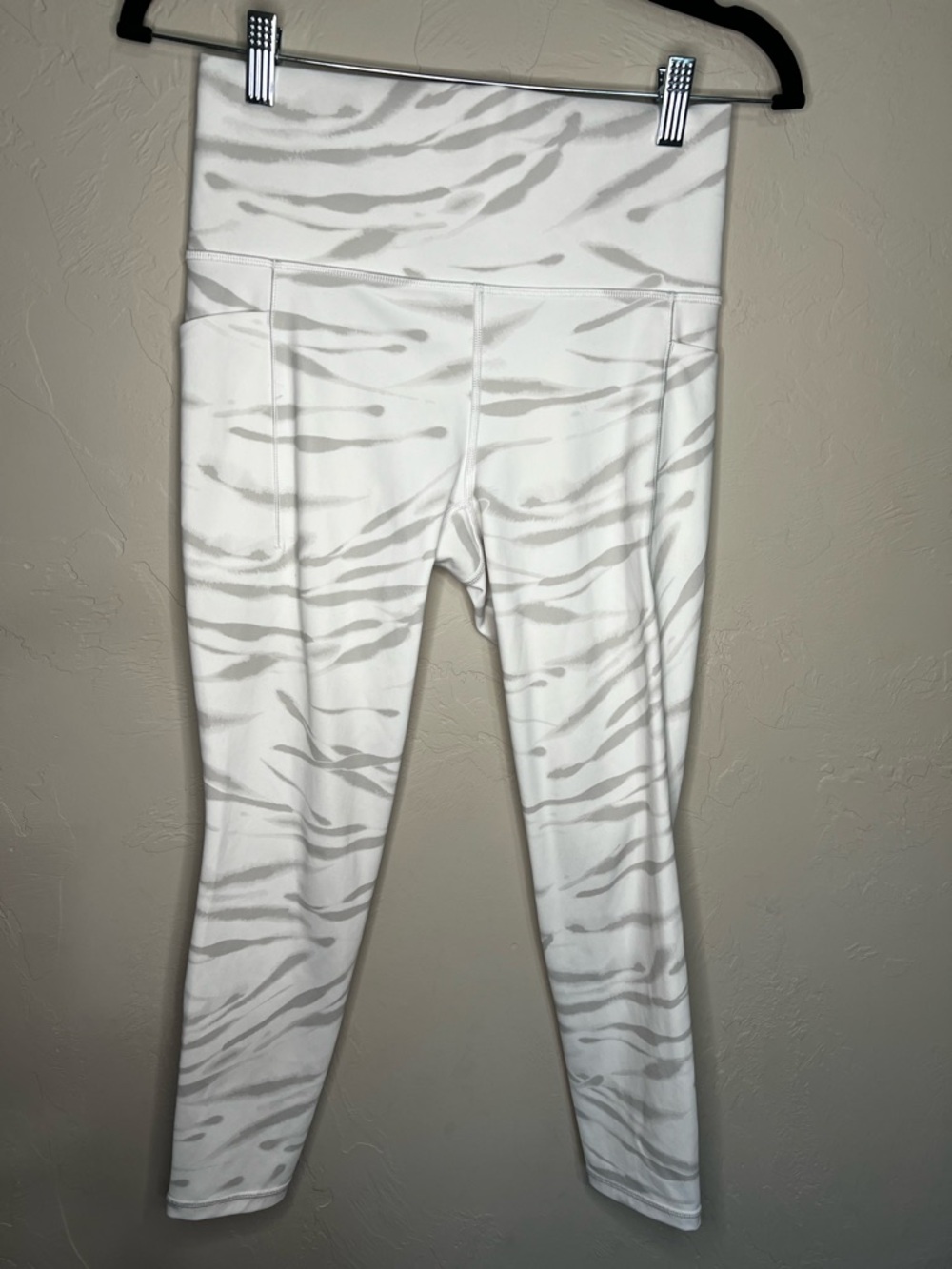 Athleta Salutation Stash Pocket White Light Gray Marble-Print Athletic Leggings - Picture 4 of 11